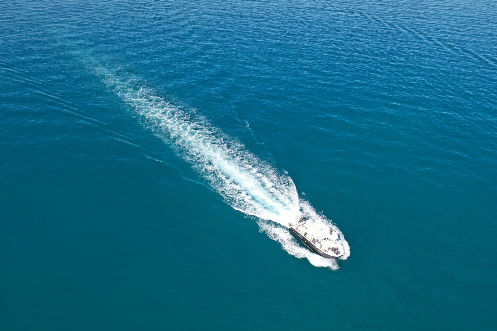 Navire de pêche seul en mer, en mission autonome